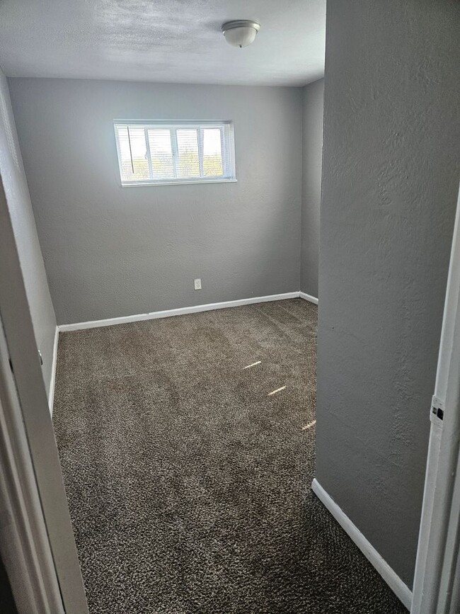 Building Photo - 1st floor apartment - PRICE DROP!!! $100 off