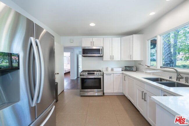 Building Photo - 905 Hartford Way