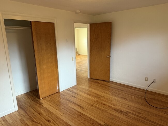 Building Photo - 3525 River Rd