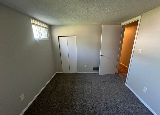 Building Photo - Spacious Split-Level Duplex in Lee’s Summit