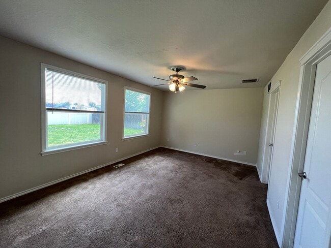 Building Photo - Lovely 4 bedroom (+ 2 living rooms) 2.5 ba...