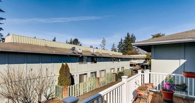 Building Photo - Top-Floor Gem – 2 Bed, 2 Full Bath, W/D, A...