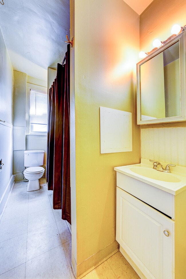 Building Photo - AVAILABLE JUNE 2026 - Traditional 2 Bedroom Home in Mt Washington!