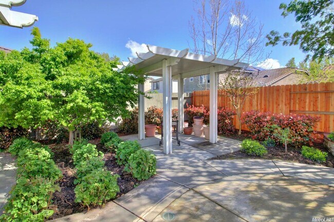 Building Photo - 4 Bedroom / 3 Bathroom Home in Elk Grove – Bedroom & Full Bath Downstairs SEE VIDEO