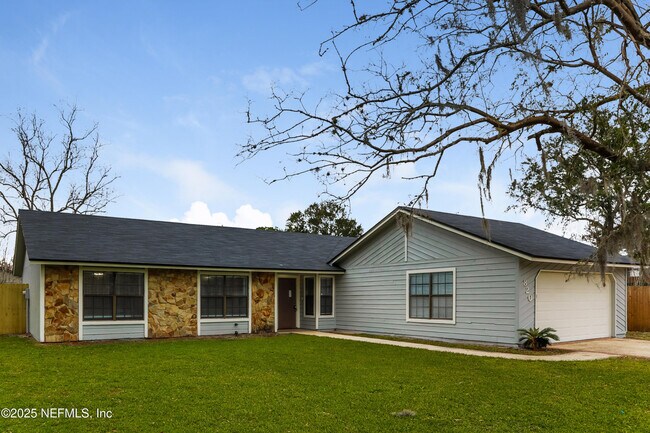 Building Photo - 820 Hardwood St