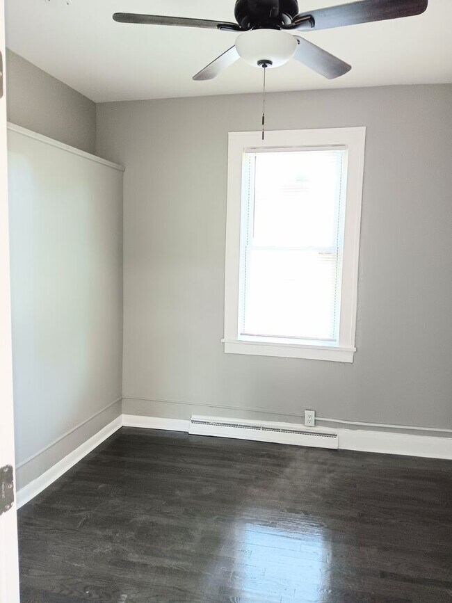 Building Photo - Spacious Showstopper