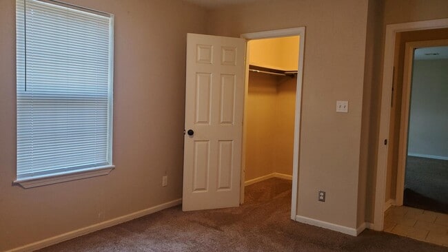 Building Photo - 2608 E Maple Ave