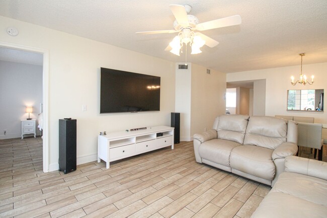 Building Photo - ** 2/2 FIRST FLOOR EMERALD LAKES BEAUTY RE...