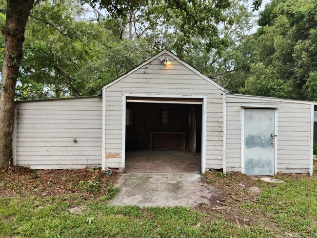 Building Photo - 3 Bed 2 Bath  FENCED land w/ Workshop 3 Miles from WEC!