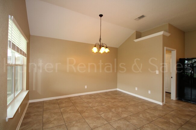 Building Photo - Spacious Three-Bedroom!