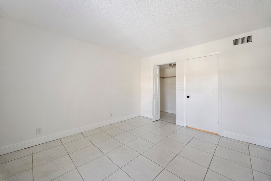 Building Photo - 470 NW 20th St