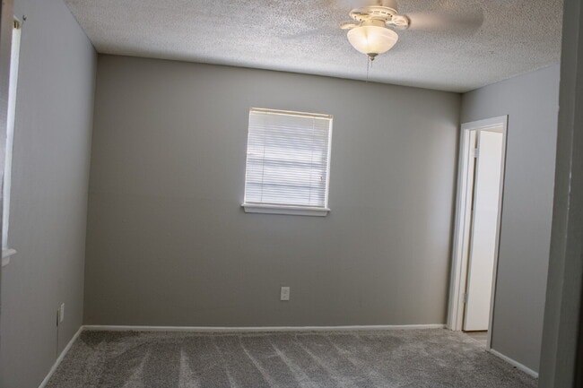 Building Photo - Cute, Clean and Central 3 bedroom 2 bathroom