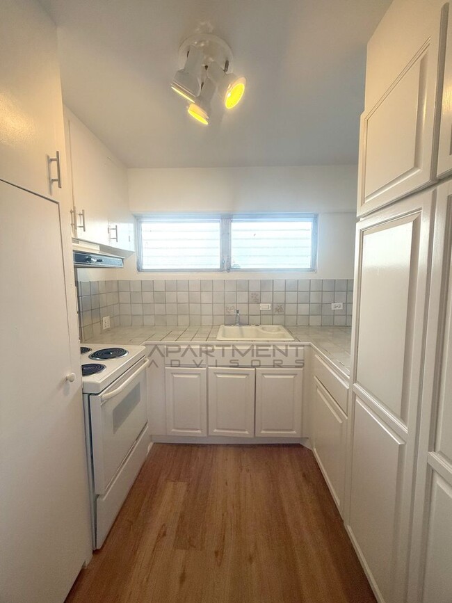 Building Photo - PLEASE VIEW FULL AD FOR DETAILS* $995 1ST MONTH! FANTASTIC! 1 BD / 1 BA / 1 PK | UH MANOA | UNIVE...