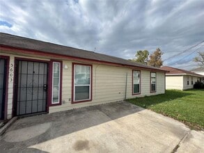 Building Photo - 3-Bedroom, 2-Bathroom Duplex in A Convenie...
