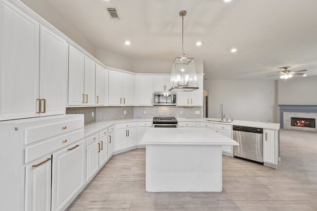 Building Photo - 7039 Fountain Lilly Dr