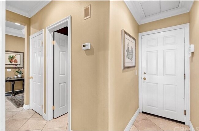 Building Photo - 9 Marisol