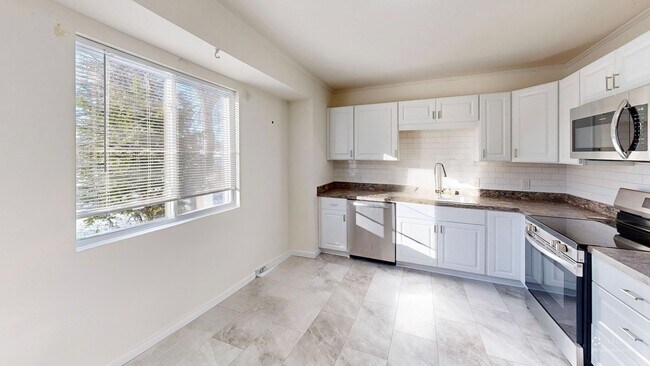 Building Photo - South Colonie Schools 2BR 1BA