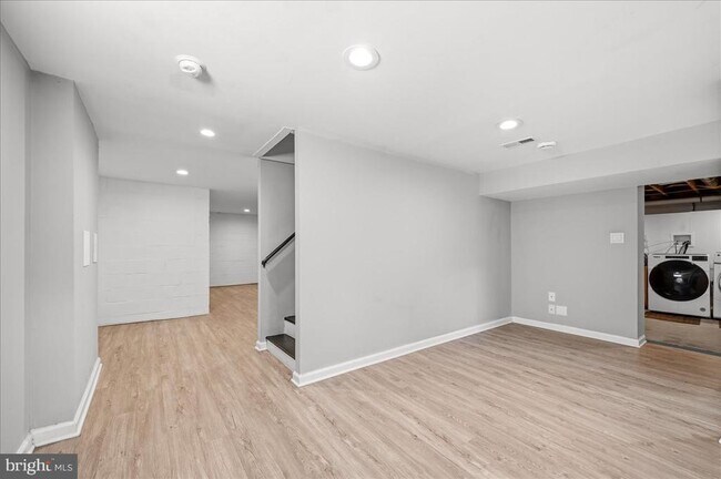 Building Photo - 17 Lizbeth Ln