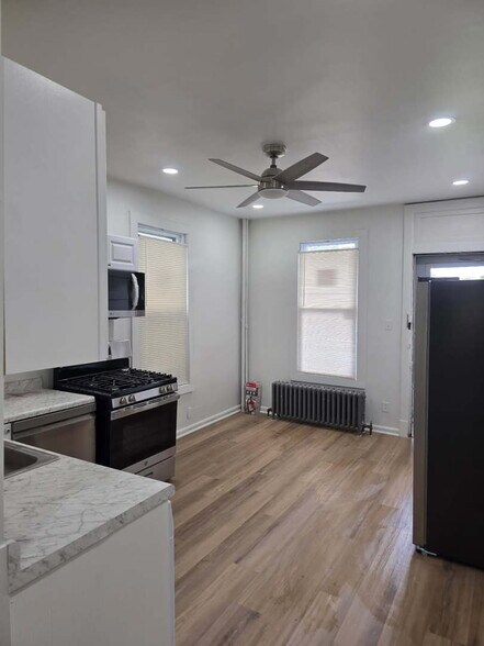 Building Photo - 3745 W Diversey Ave
