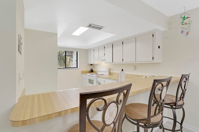 Building Photo - 1600 NE Dixie Hwy