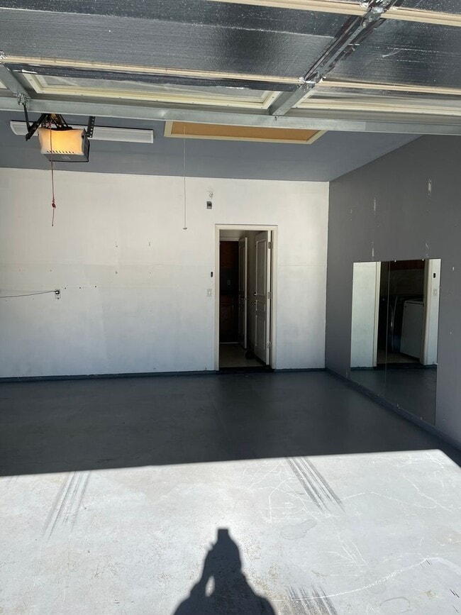 Building Photo - Stunning 3-Bedroom, 2-Bath Home with Elegant Features – Ready for Immediate Move-In