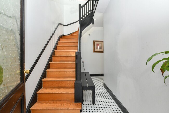 Building Photo - 1402 8th St