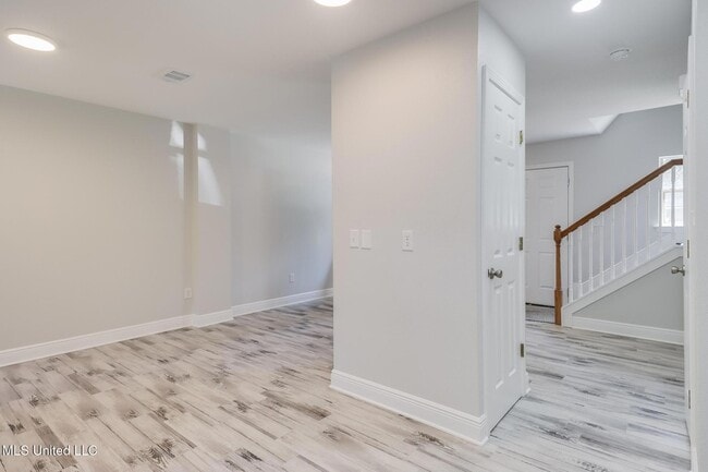 Building Photo - 233 Milray Ln