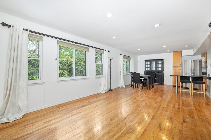 Building Photo - 743 10th St