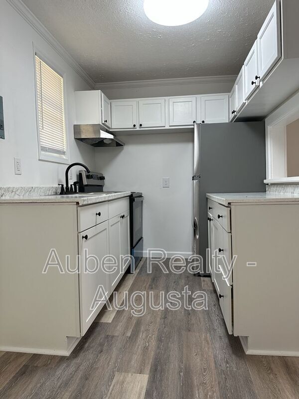 Building Photo - 469 Monetta St S E
