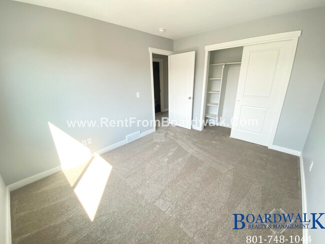Building Photo - Single Family Home In Beautiful Community!