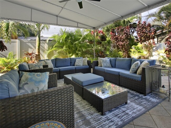 Building Photo - 1561 NE 47th St