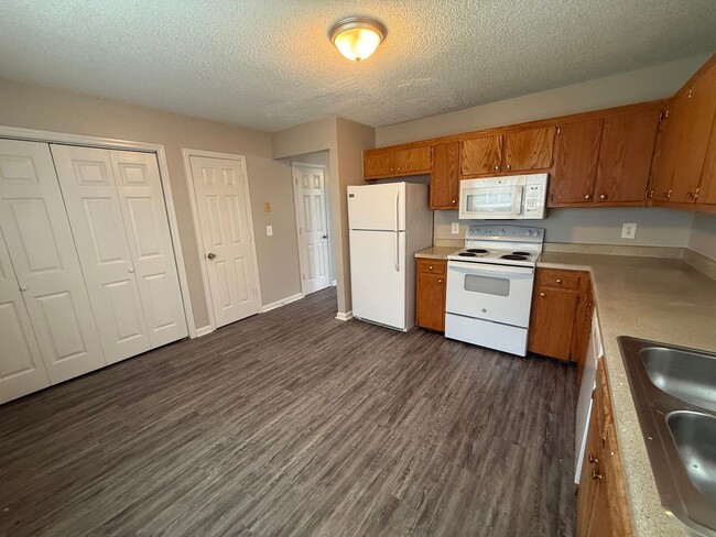 Building Photo - Spacious 2 Bedroom Duplex Near MTSU!