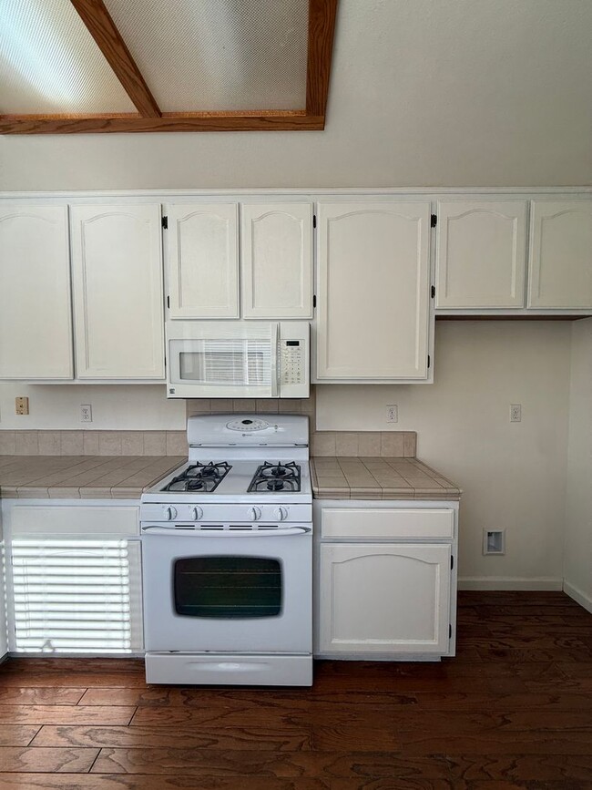 Building Photo - Rolling Hills Single Story Home Includes All Basic Utilities