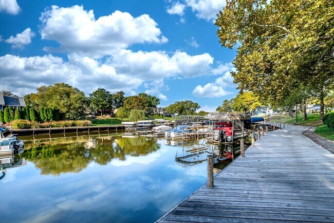 Building Photo - Live the Lake Lifestyle! 3-bedroom, 1.5-bath Condo