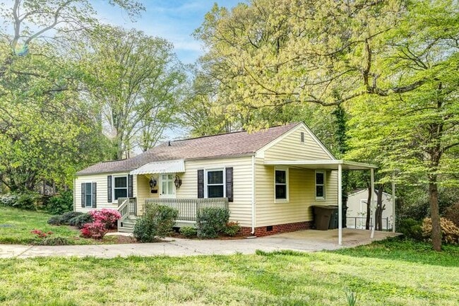 Building Photo - 2 Bed, 2 Bath in the Garden Homes neighborhood of Greensboro!