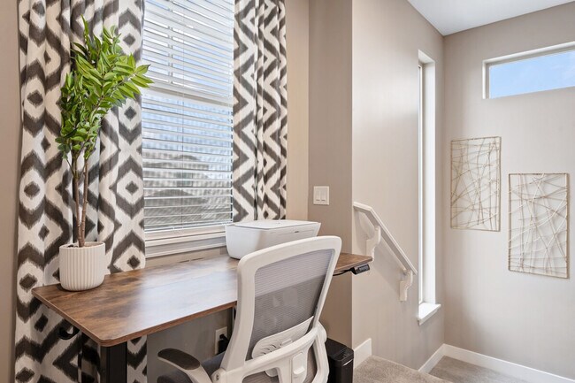 Building Photo - 1913 E Rosemary Dr