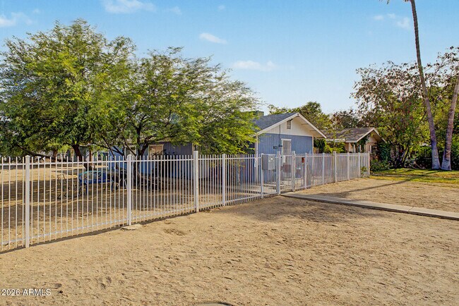 Building Photo - 823 E Carol Ave