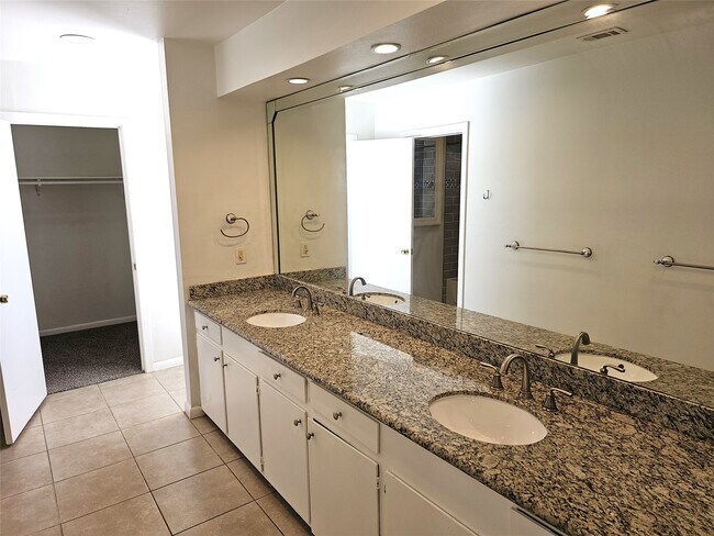 Building Photo - 347 Forest Lake Dr