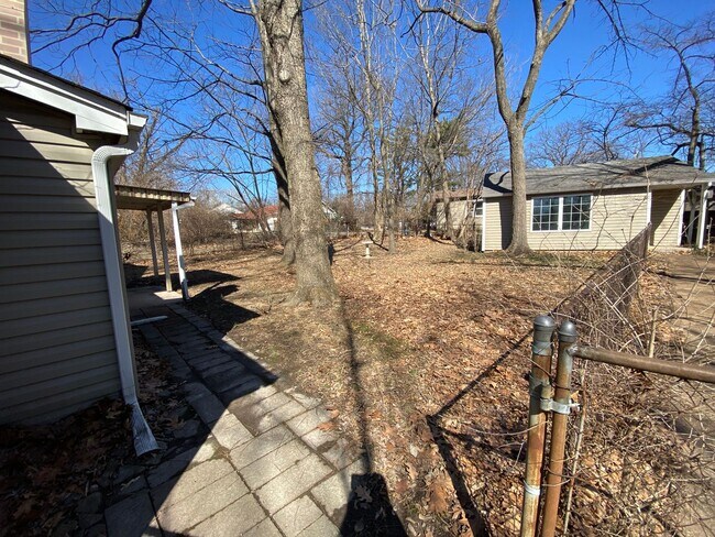 Building Photo - Private Charming Home!