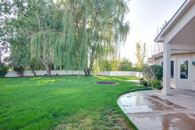 Building Photo - Country Living at it's Best!  Beyond Spaci...