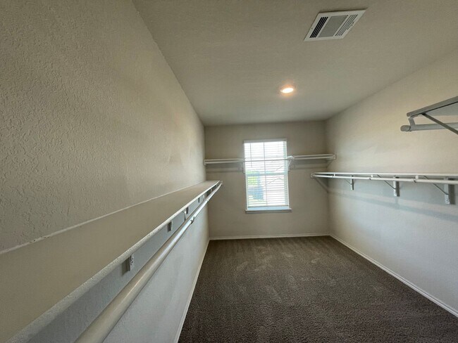 Building Photo - Beautiful 4 bedroom, 2.5 bathroom home in a great location!