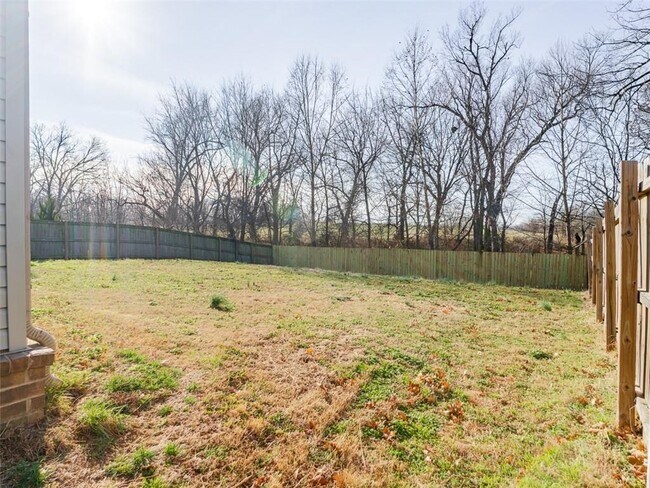 Building Photo - 904 SW Green World St