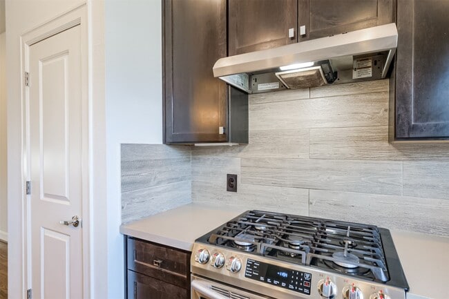 Building Photo - 946 W 18th St