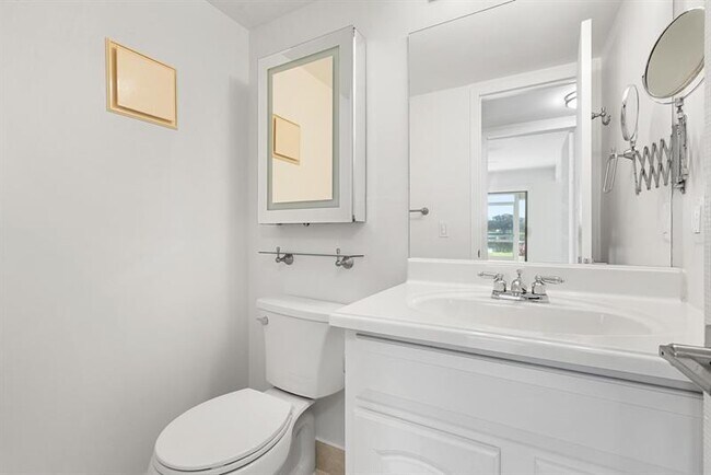 Building Photo - 1056 Exeter