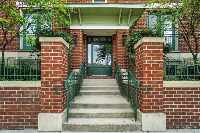Building Photo - 121 E Noble St