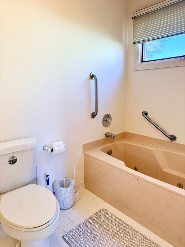 Building Photo - Spacious Home in Kenmure