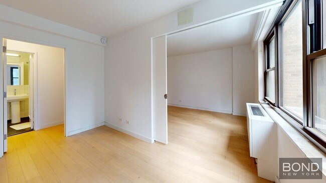 Building Photo - 222 E 39th St