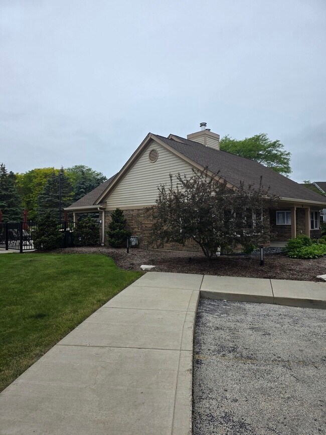 Building Photo - 225 Willow Pkwy