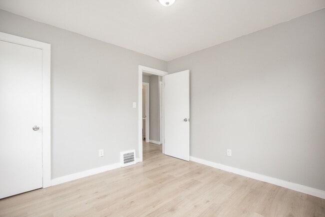 Building Photo - 3 Bedroom/1 Bath Single House Euclid!