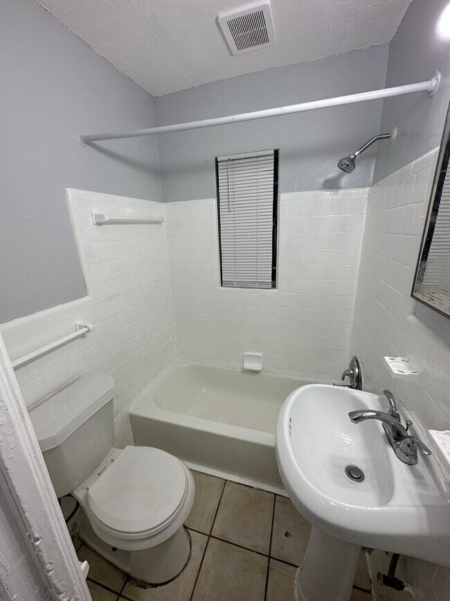 Building Photo - 2845/2847 W 6th St.